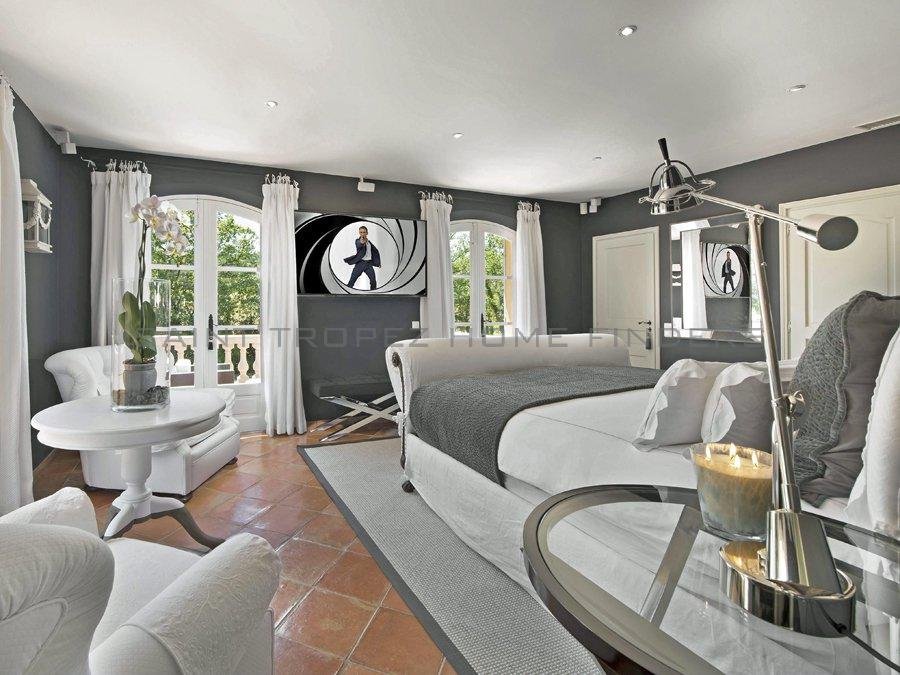  Villa mit schönem Blick - ST TROPEZ HOME FINDERS