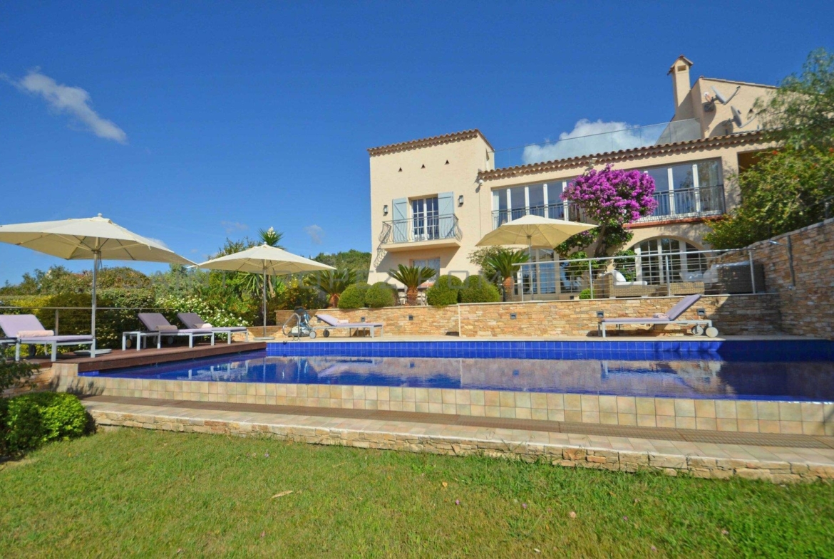 STHF5325 Renovated villa close to the village - ST TROPEZ HOME FINDERS
