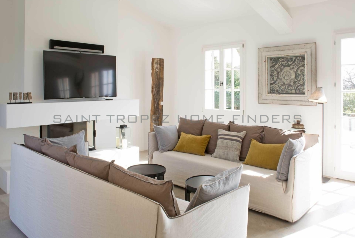  Villa avec vue mer sur les Iles d’Or - ST TROPEZ HOME FINDERS