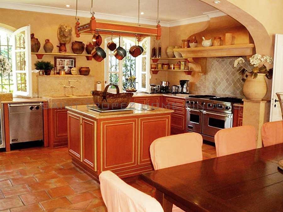  Villa mit schönem Blick - ST TROPEZ HOME FINDERS