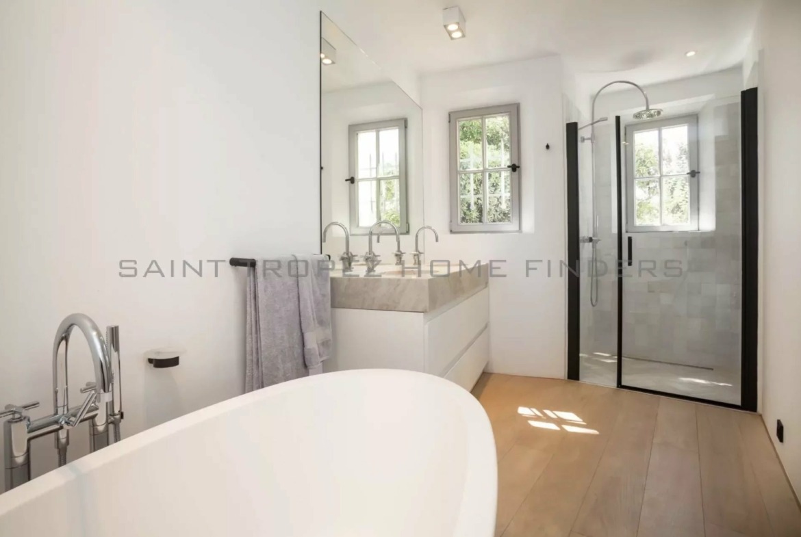  Renovated villa with splendid panoramic sea view - ST TROPEZ HOME FINDERS