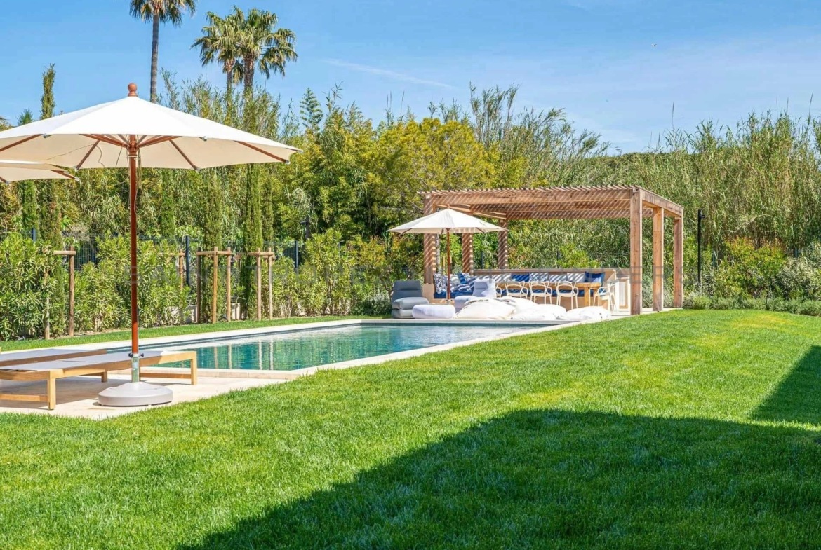  Exclusivity: Unique newbuilt villa in walking distance to the beach - ST TROPEZ HOME FINDERS