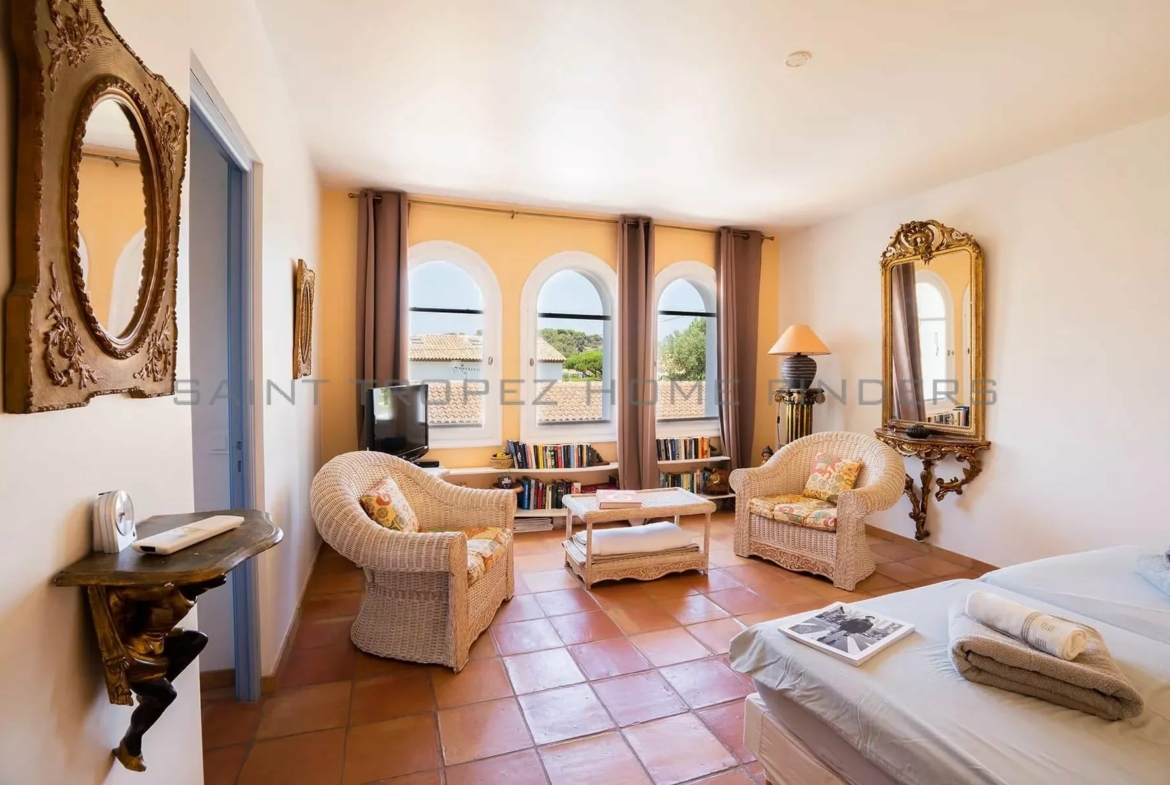  Maison à pieds de la Place des Lices - ST TROPEZ HOME FINDERS