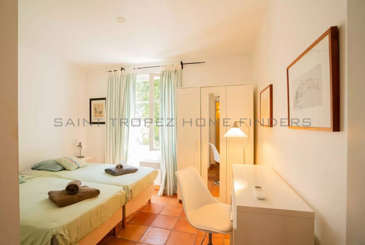  Haus zu Fuß von der Place des Lices - ST TROPEZ HOME FINDERS