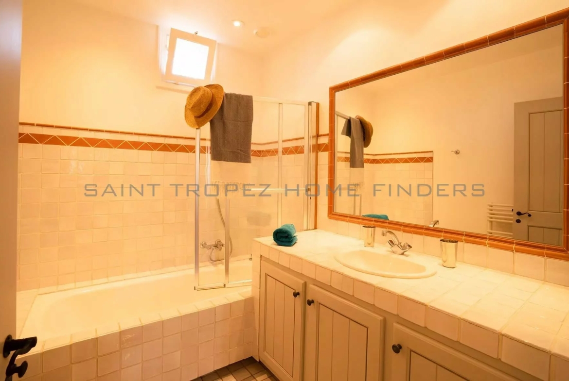  Haus zu Fuß von der Place des Lices - ST TROPEZ HOME FINDERS