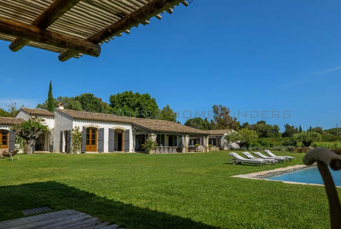  Superbe villa à pieds de la plage - ST TROPEZ HOME FINDERS