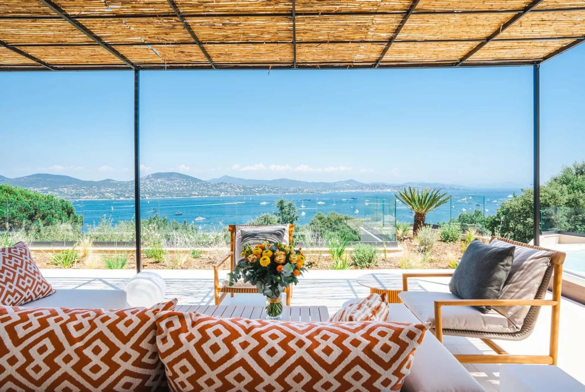  Vermietung: Wunderschöne neue Villa mit Meerblick - ST TROPEZ HOME FINDERS