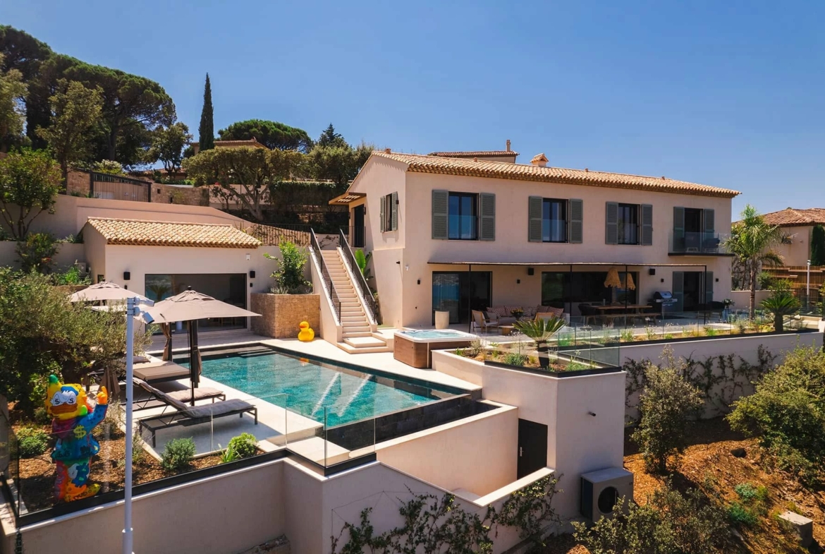  Vermietung: Wunderschöne neue Villa mit Meerblick - ST TROPEZ HOME FINDERS