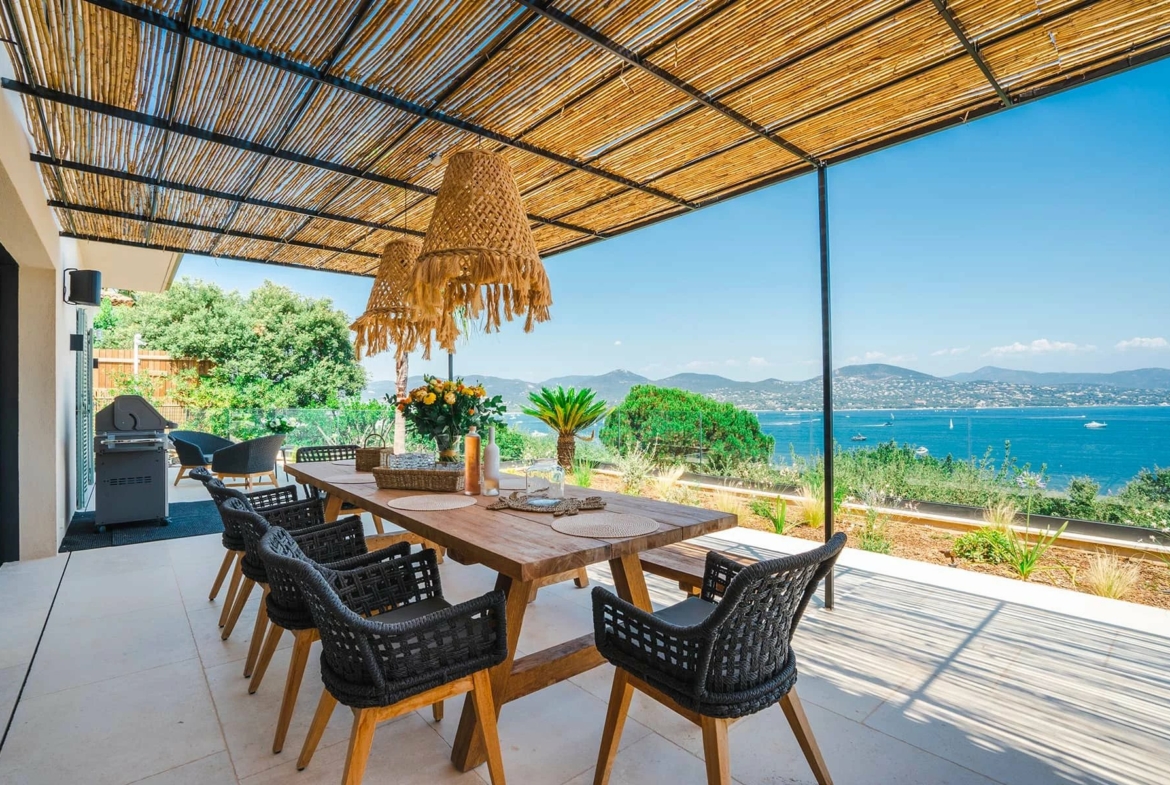  Vermietung: Wunderschöne neue Villa mit Meerblick - ST TROPEZ HOME FINDERS