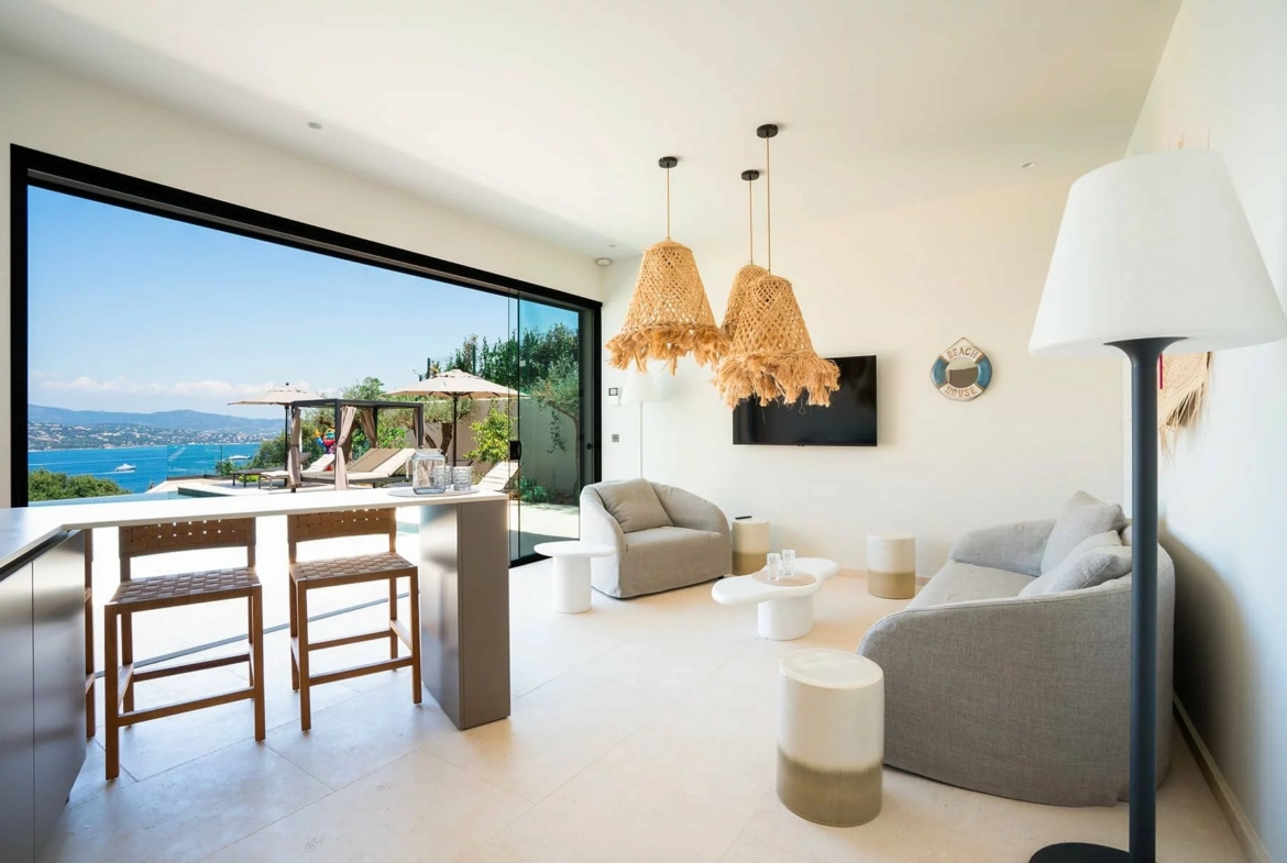  Vermietung: Wunderschöne neue Villa mit Meerblick - ST TROPEZ HOME FINDERS