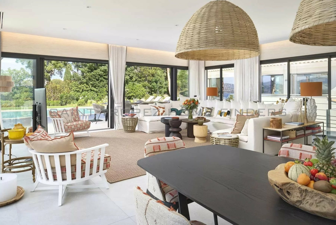  Wonderful villa with sea view - ST TROPEZ HOME FINDERS