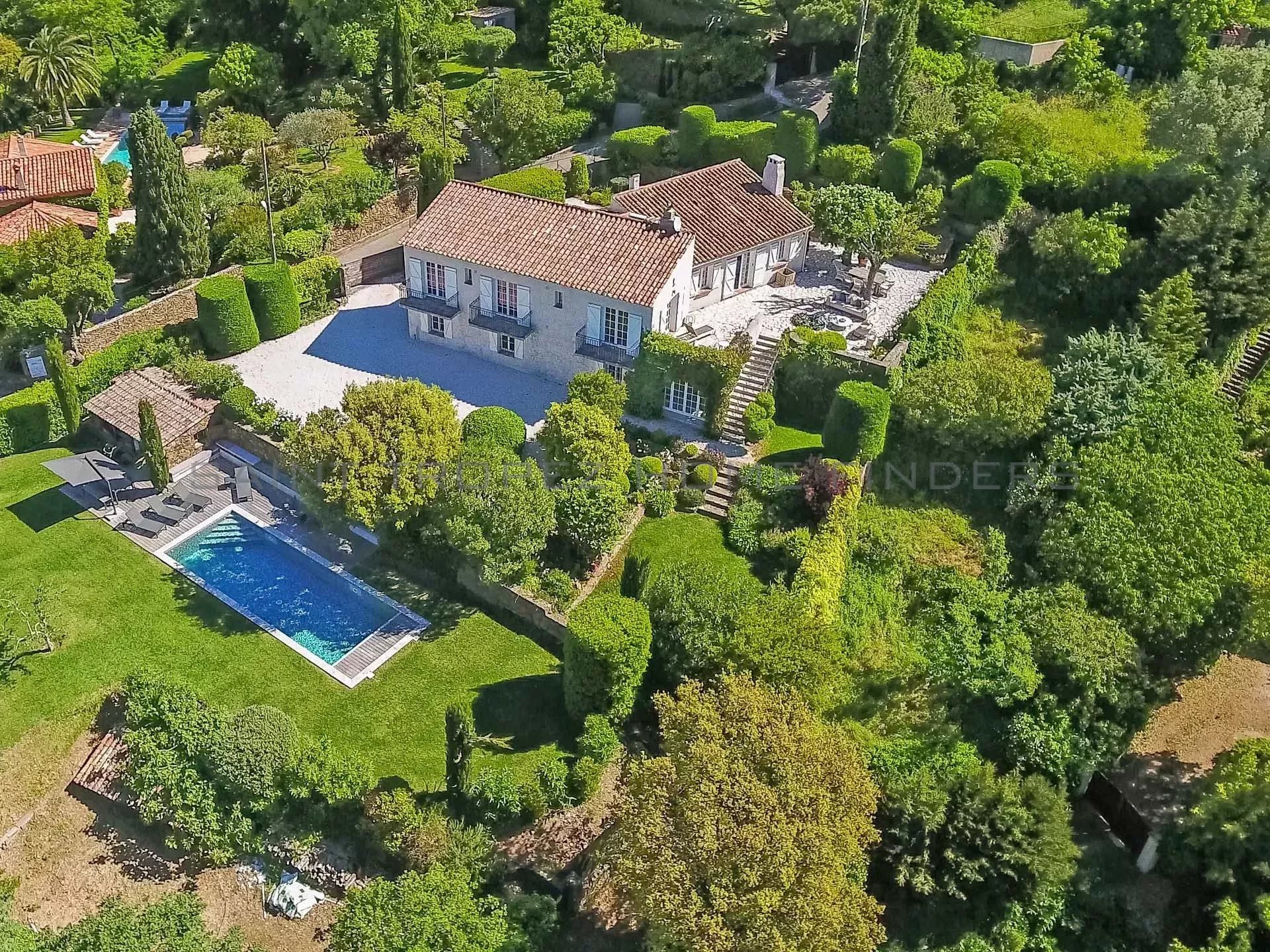  Villa mit Blick auf die goldenen Inseln - ST TROPEZ HOME FINDERS