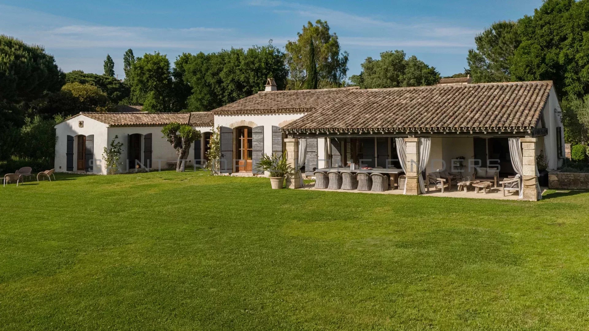  Superbe villa à pieds de la plage - ST TROPEZ HOME FINDERS