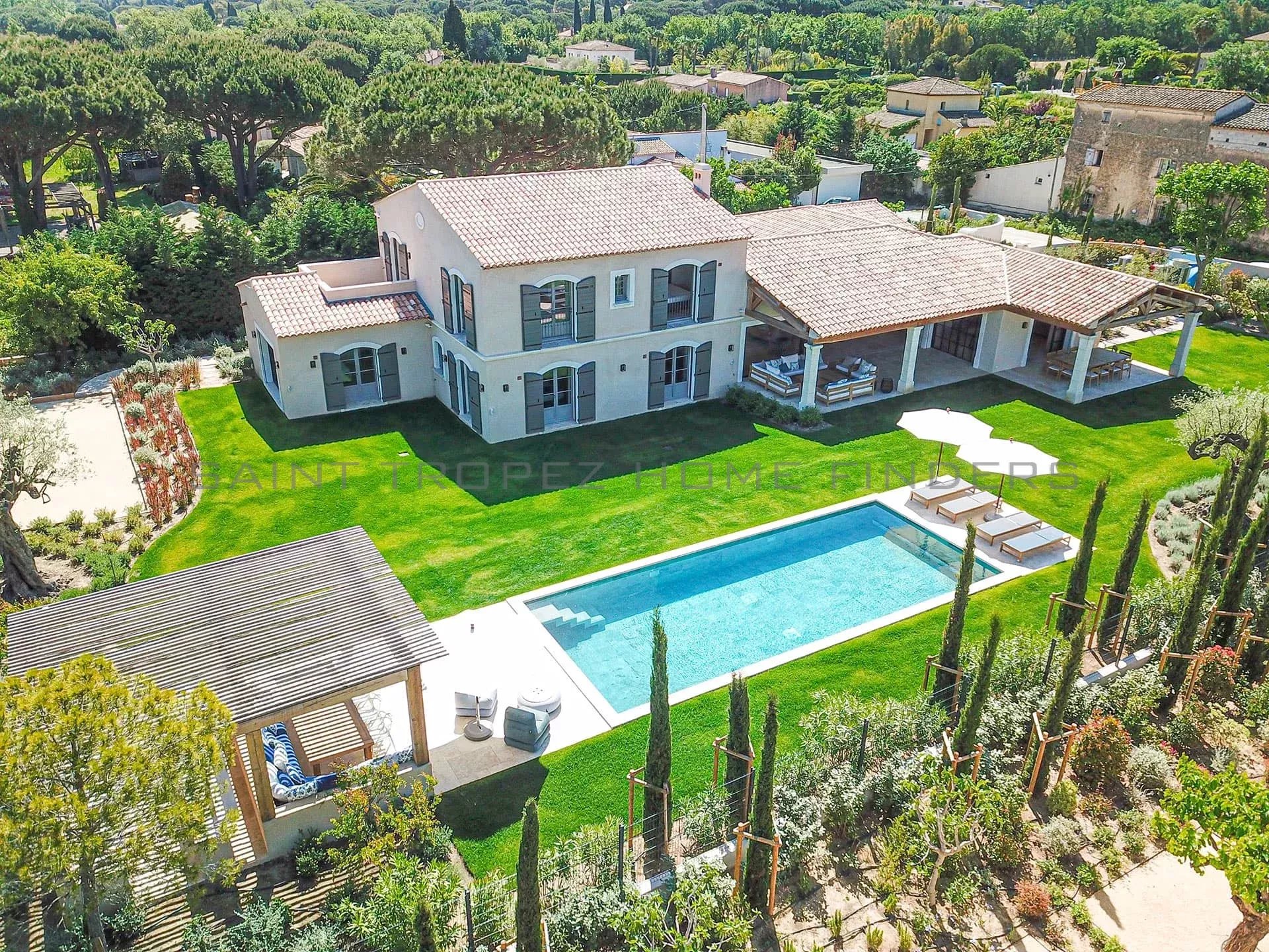  Villa neuve à pieds de la plage - ST TROPEZ HOME FINDERS