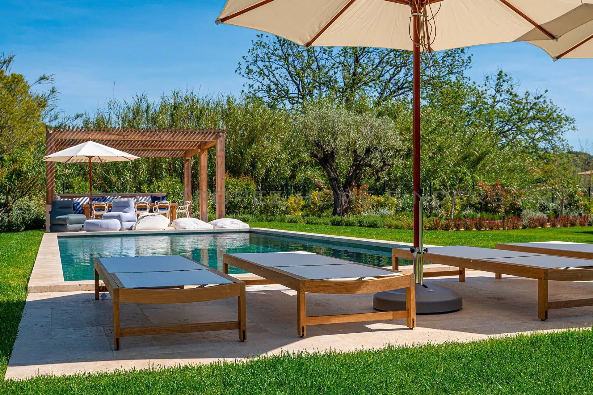  Villa neuve à pieds de la plage - ST TROPEZ HOME FINDERS