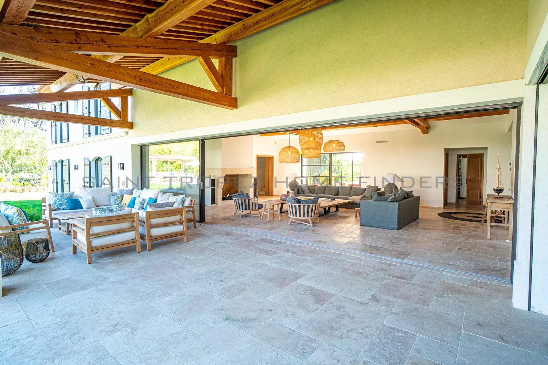  Villa neuve à pieds de la plage - ST TROPEZ HOME FINDERS