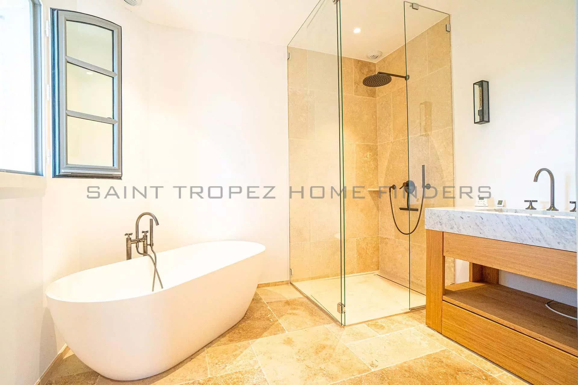  Villa neuve à pieds de la plage - ST TROPEZ HOME FINDERS