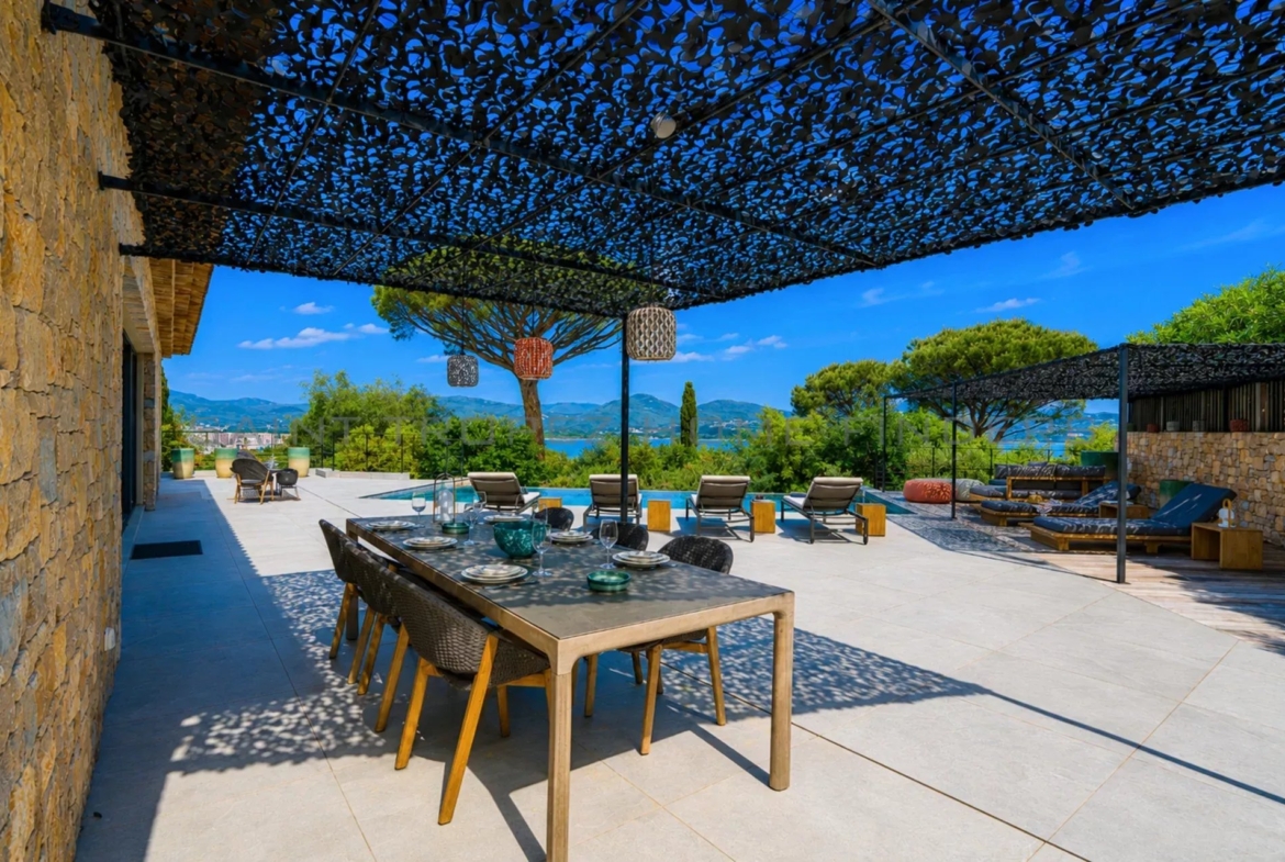 STHF5358-21 Superbe villa neuve avec vue mer - ST TROPEZ HOME FINDERS