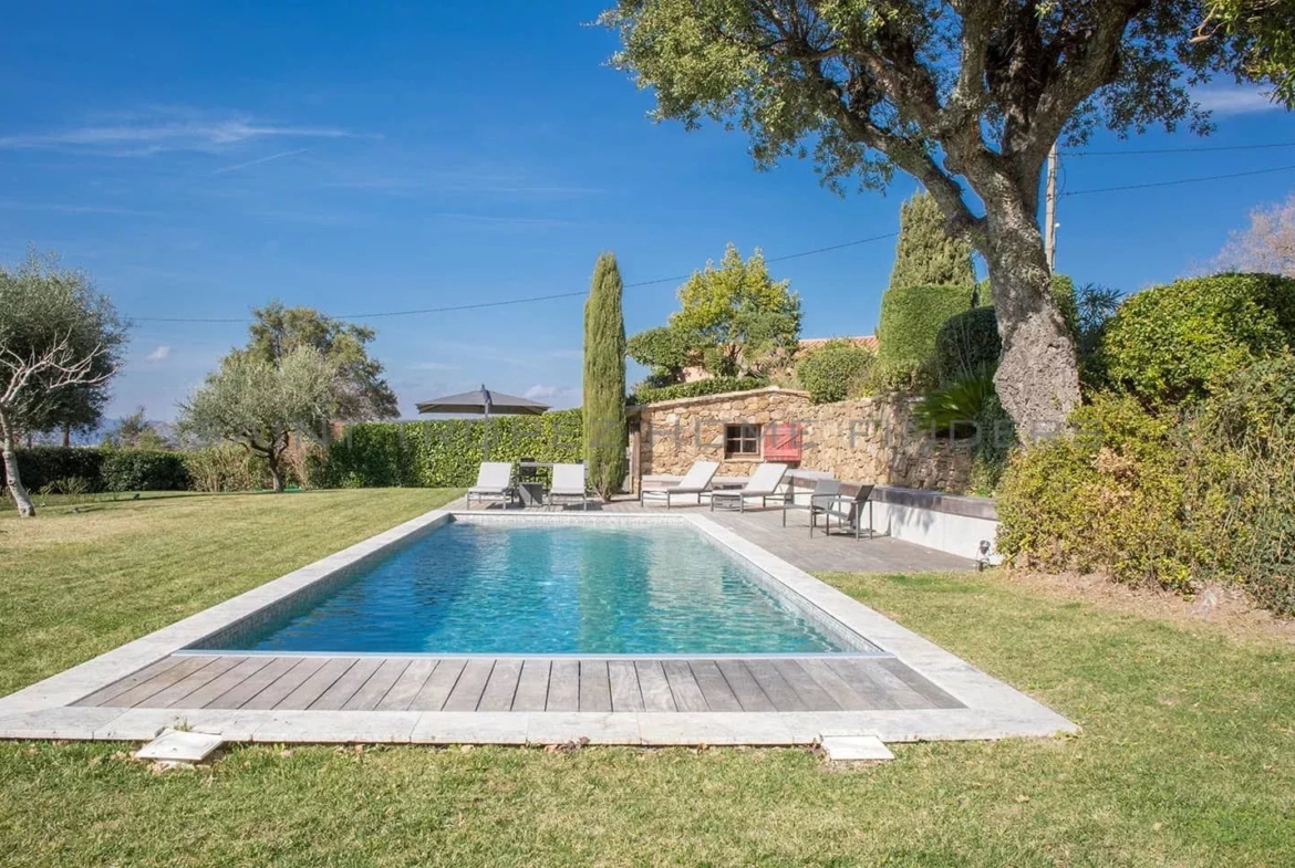 STHF5352 Villa avec vue mer sur les Iles d'Or - ST TROPEZ HOME FINDERS