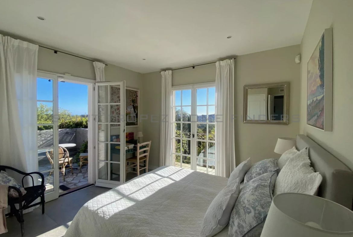 STHF5352 Villa avec vue mer sur les Iles d'Or - ST TROPEZ HOME FINDERS