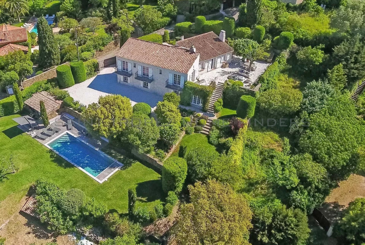 STHF5352 Villa avec vue mer sur les Iles d'Or - ST TROPEZ HOME FINDERS