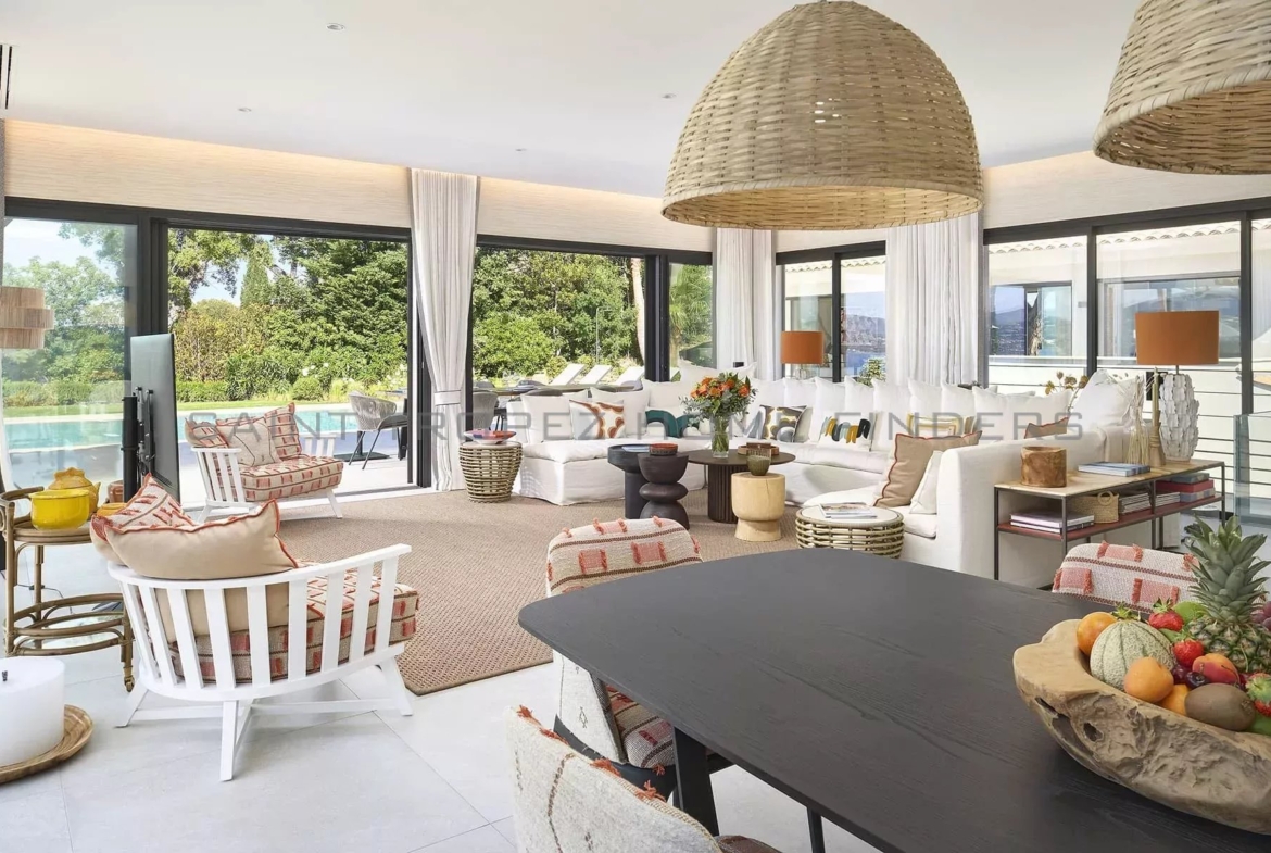 STHF5366 Magnifique villa avec vue mer - ST TROPEZ HOME FINDERS