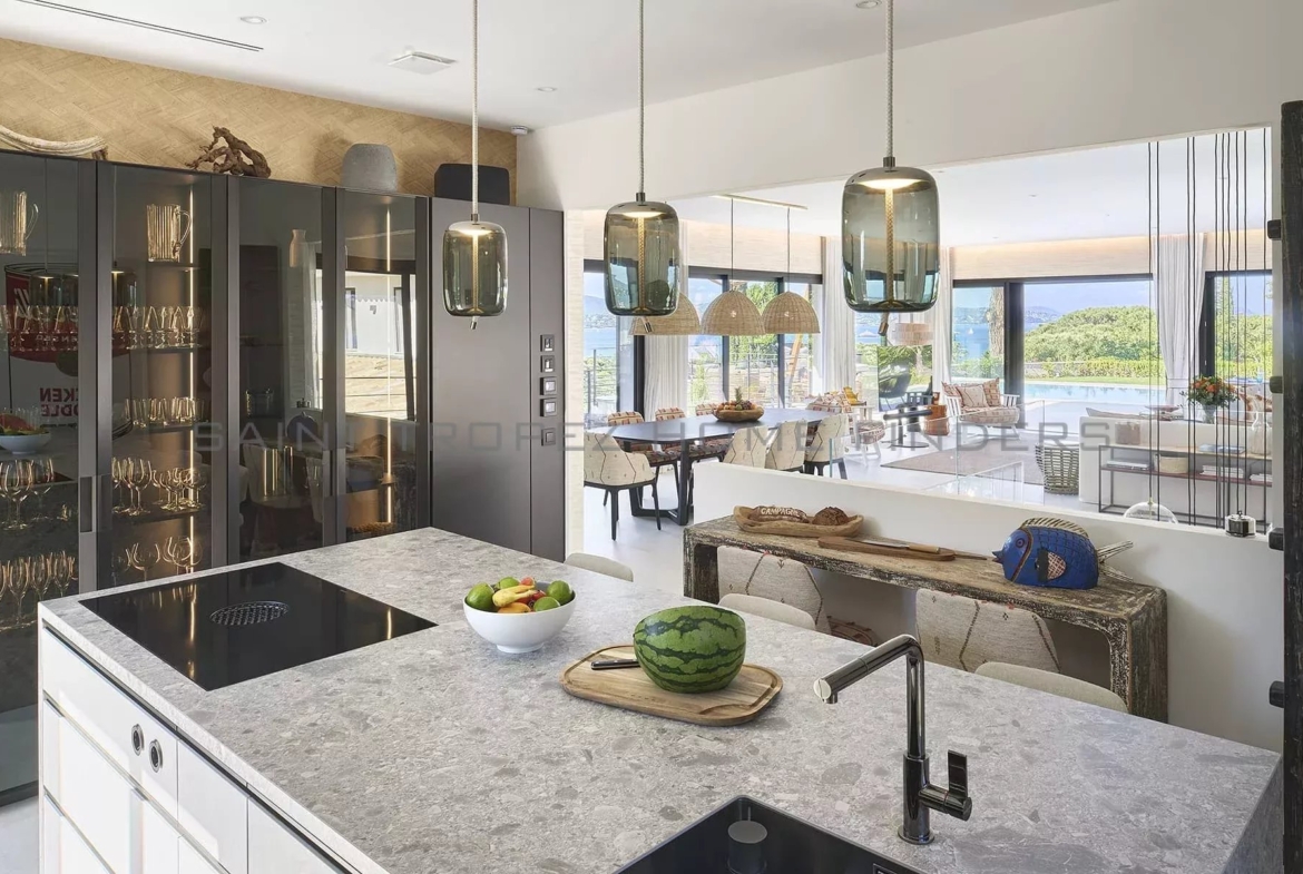 STHF5366 Magnifique villa avec vue mer - ST TROPEZ HOME FINDERS